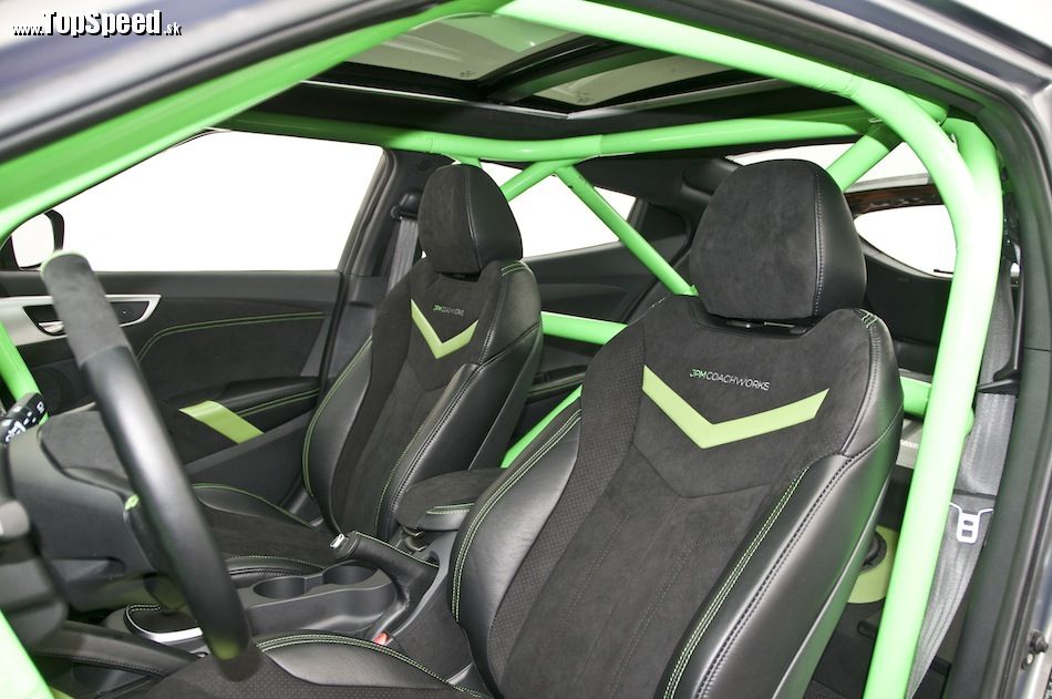 Športové sedačky, koža Altancara, športové pedále a zeleno sivá kombinácie. To je interiér turbo Velostera.